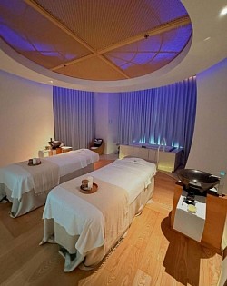 Fully soundproofed, warm lighting, decorated with green plants and gentle art paintings. The massage bed is covered with high-quality materials, accompanied by clean, soft towels and sheets. Sauna & spa room: There is a dry and wet sauna, a hydro bath, a jacuzzi or a herbal bath. The temperature and lighting are adjusted to create a feeling of maximum relaxation.